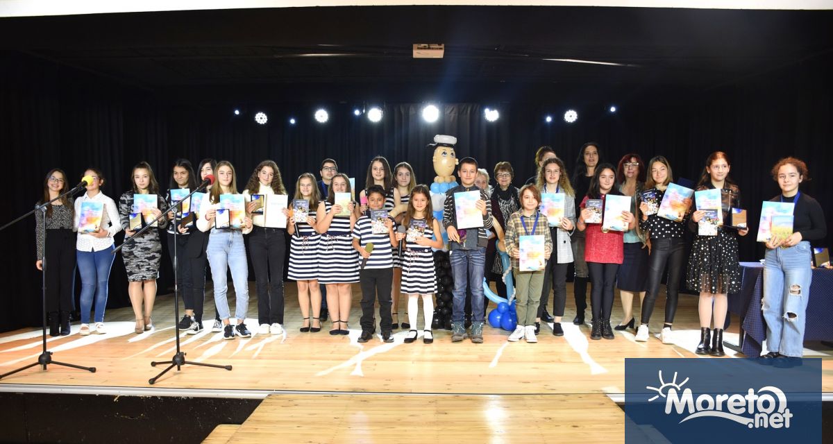 На тържествена церемония в Младежкия дом бяха връчени отличията на