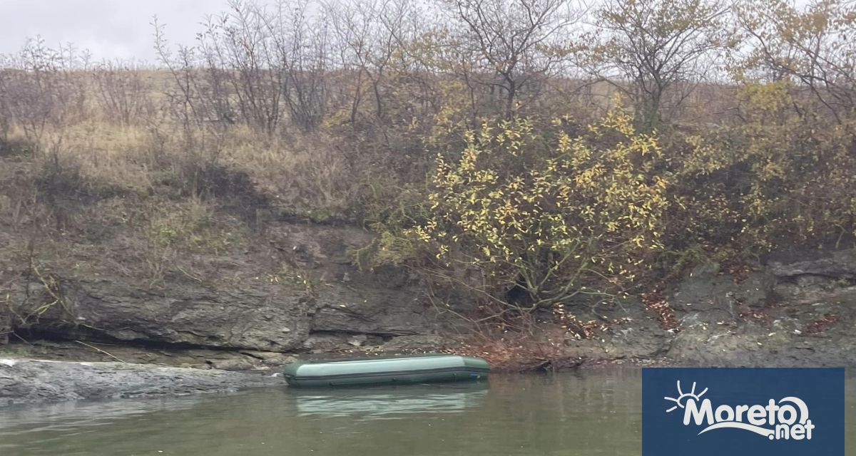 Открита е лодката на двамата рибари изчезнали в Мандренското езеро