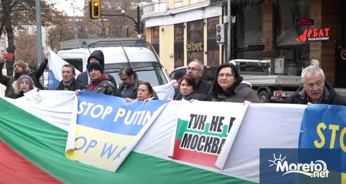 Граждани скандират Убийци и Тук не е Москва пред Руската