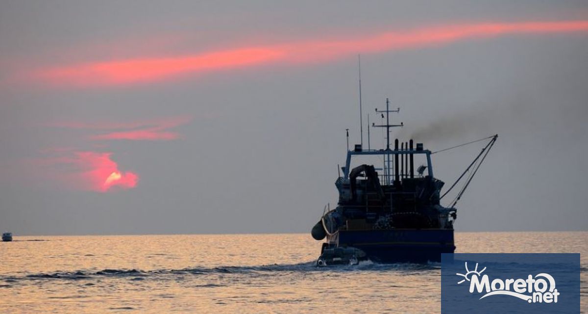 Задържаните български риболовни кораби остават в пристанище Констанца моряците нямат