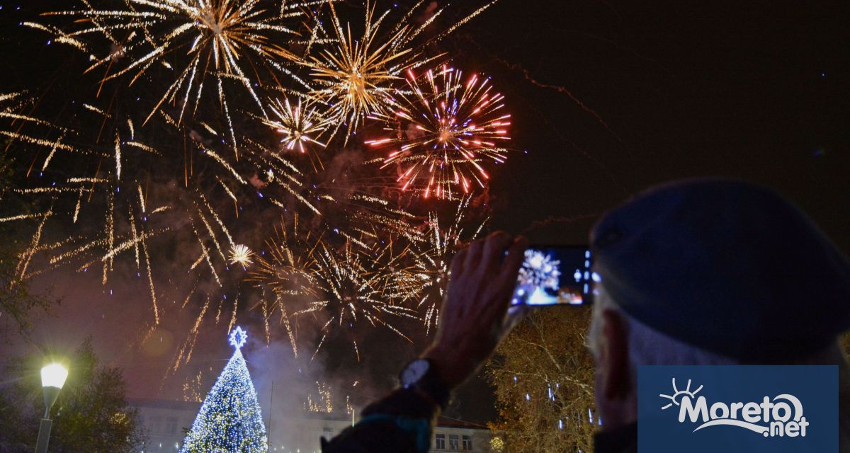 Празничното запалване на светлините на коледната градска елха във Варна