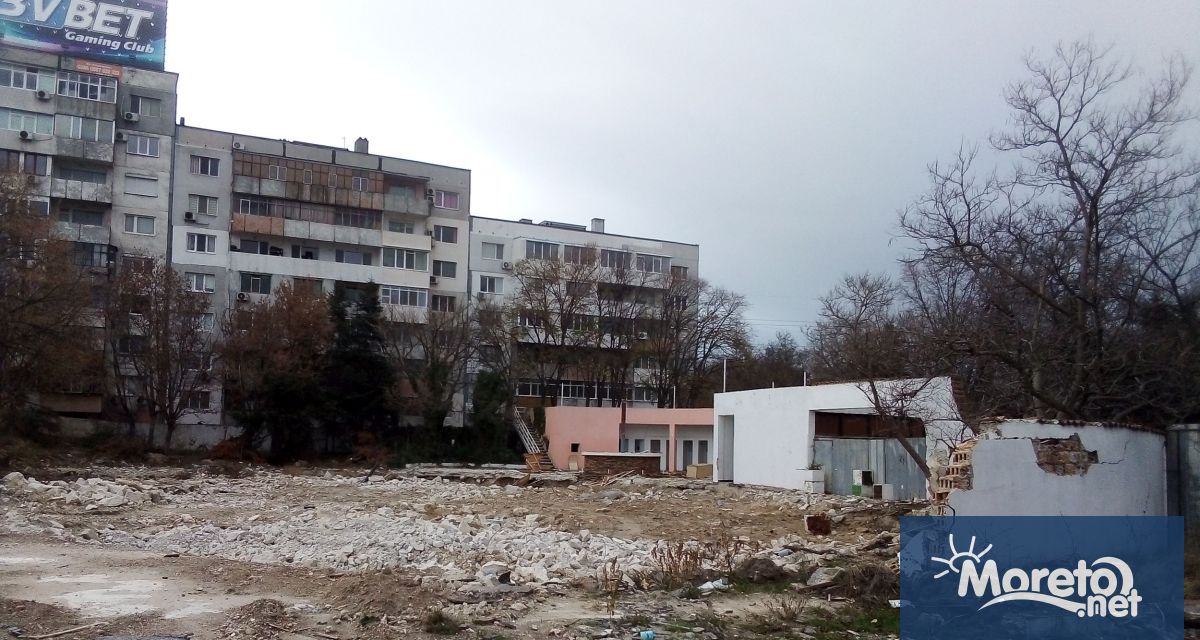 Разрешителното за строеж на мястото на съборения вече Дом Младост