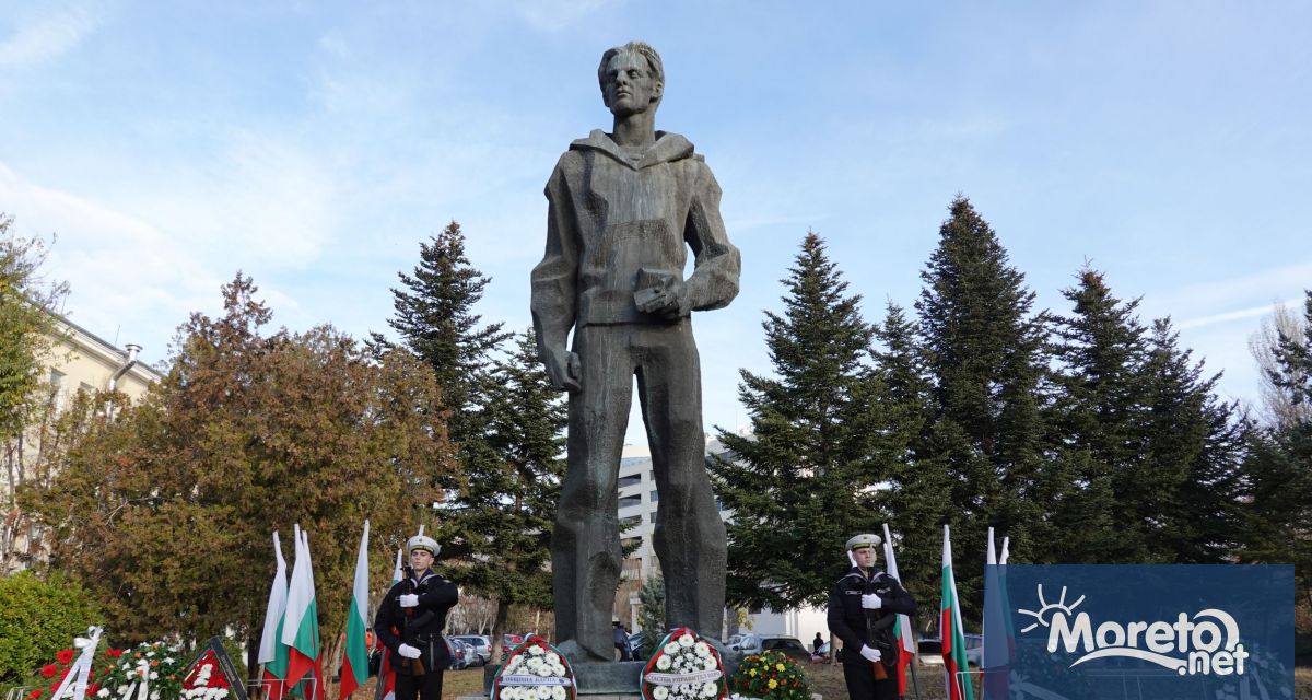 ВВМУ Н Й Вапцаров отбеляза 113 годишнината от рождението на своя