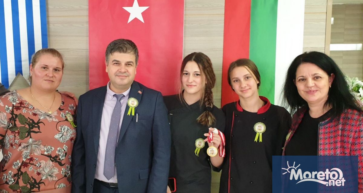 Симона Костадинова и Магдалена Паносян ученички от XI клас в