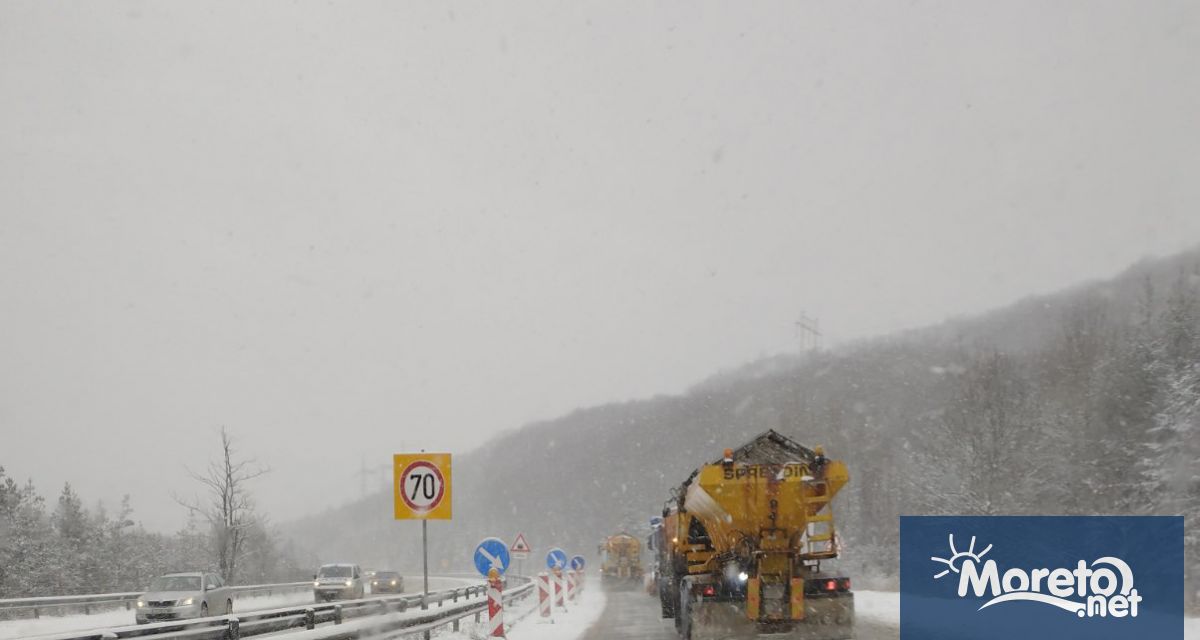 Тридесет и пет машини са почиствали днес републиканската пътна мрежа