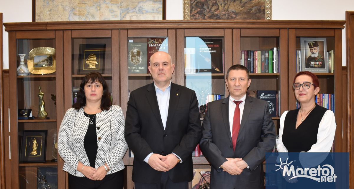 Главният прокурор на Република България Иван Гешев връчи днес 15