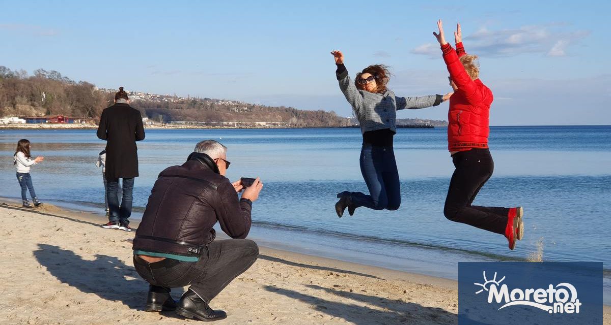 Слънчевото и тихо време във Варна изкара стотици жители на