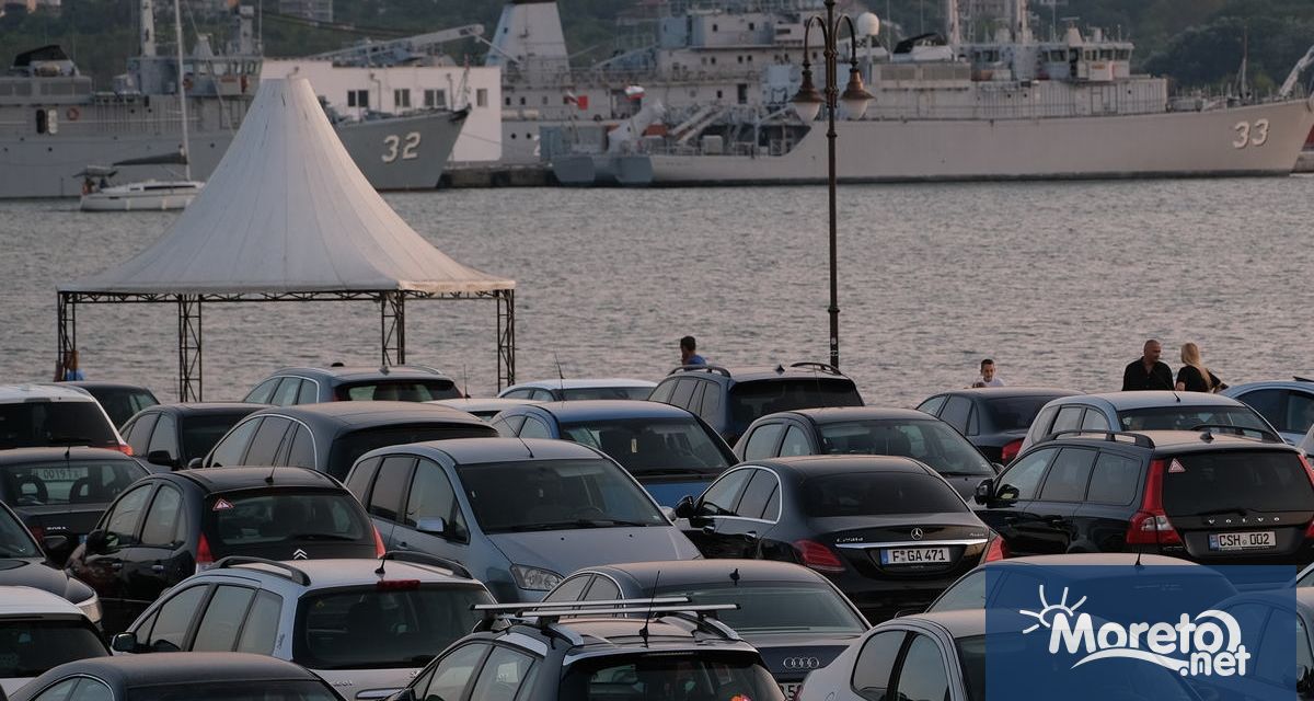 Светофарът на при басейни Приморски за пореден път предизвика огромни