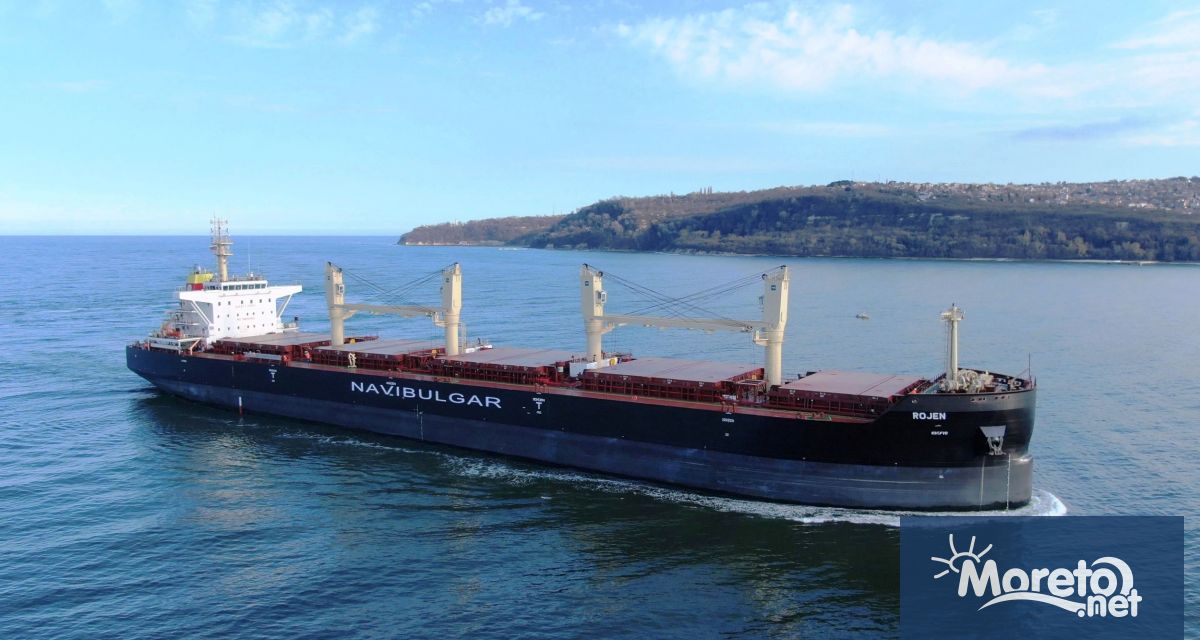 Моторният кораб Рожен на Параходство БМФ е на рейда пред