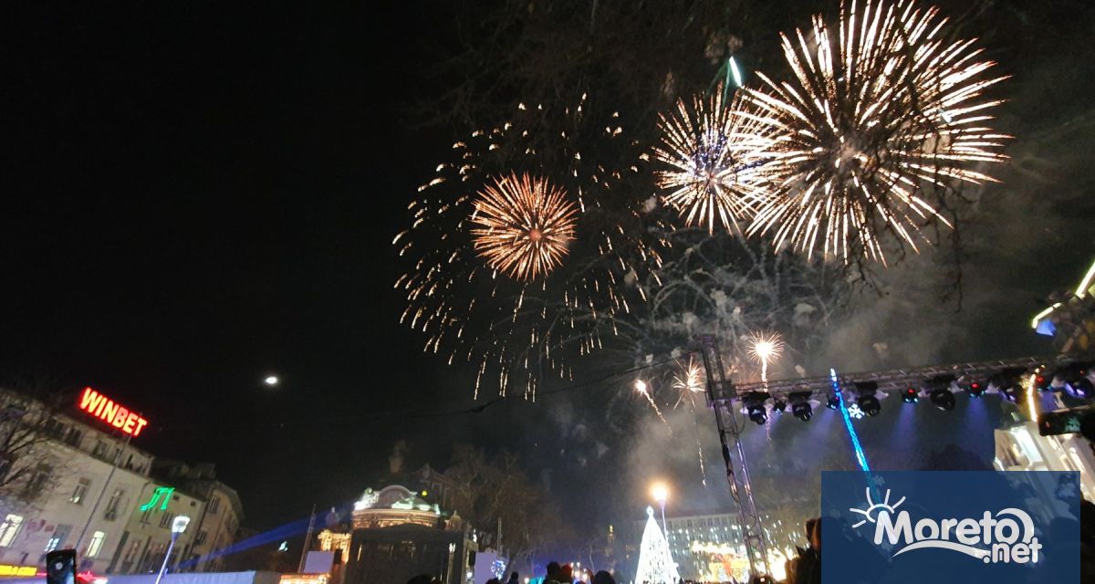 Хиляди варненци посрещнаха новата 2023 та година на площад Независимост предаде