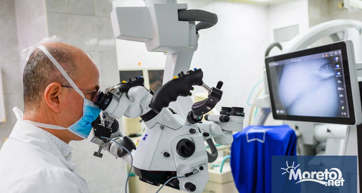 С последно поколение операционен микроскоп с робот разполага клиниката по