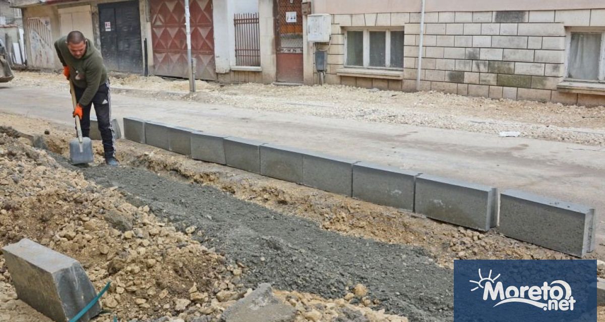 Продължават ремонтните на важни вътрешно квартални улици в район Аспарухово