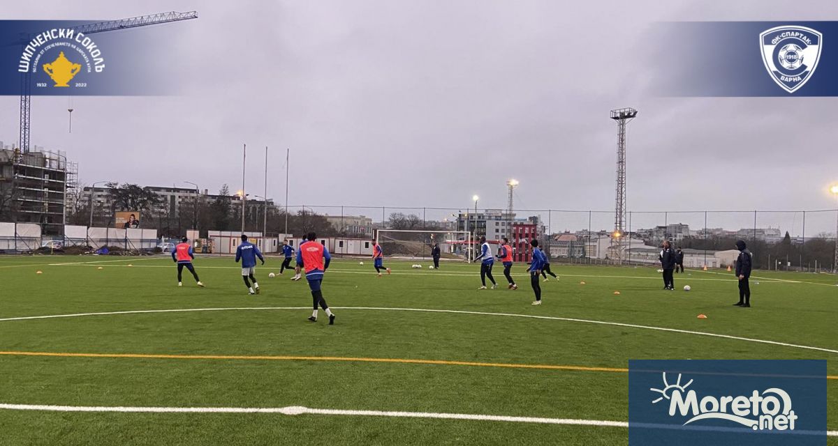 Футболистите на Спартак Варна продължават с подготовката си в морската