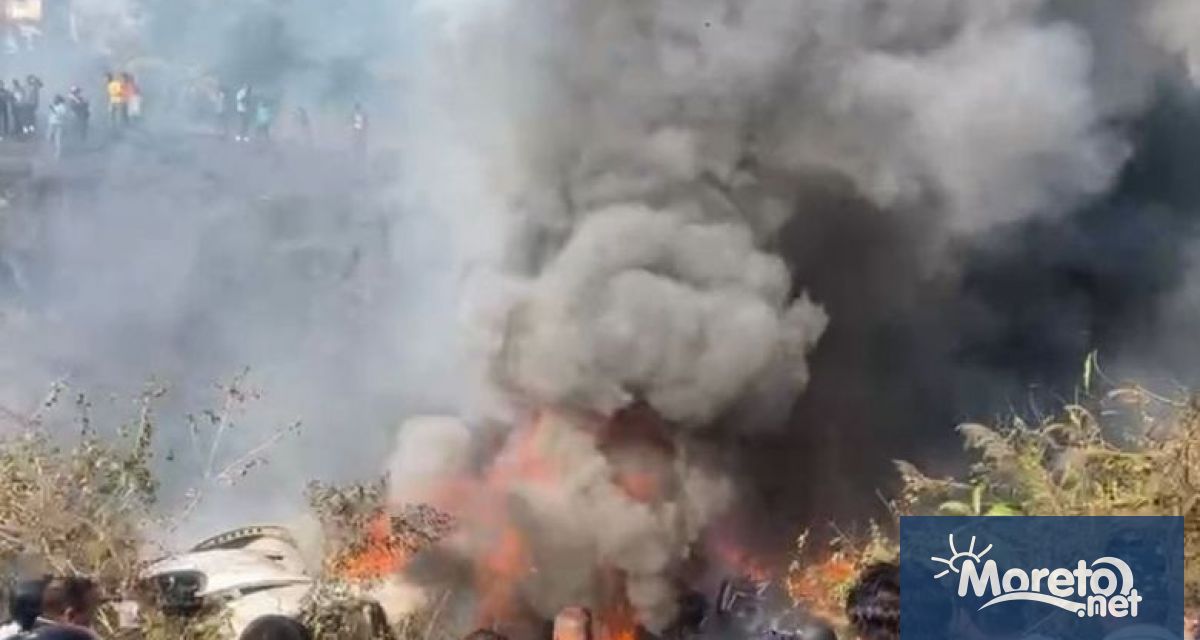 Пътнически самолет със 72 ма души на борда се разби в