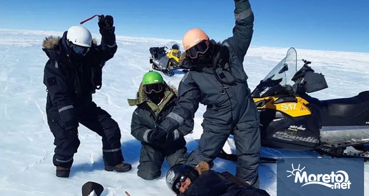 Изследователи които претърсват повърхността на Антарктика за космически скали удариха