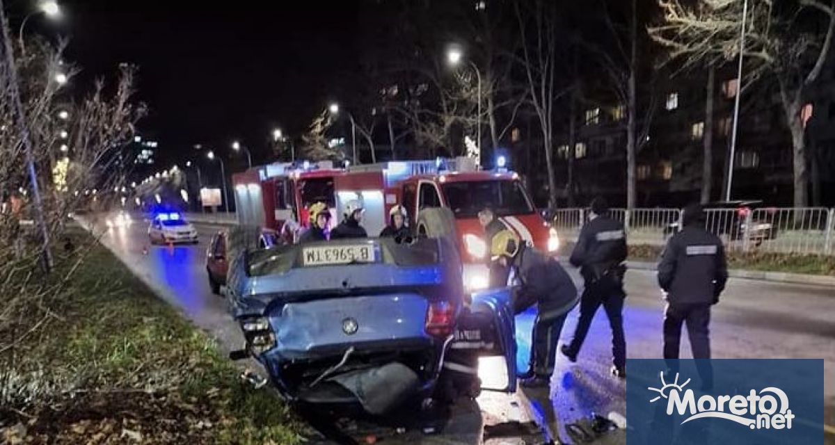 Автомобил BMW се обърна по таван на бул. Васил Левски