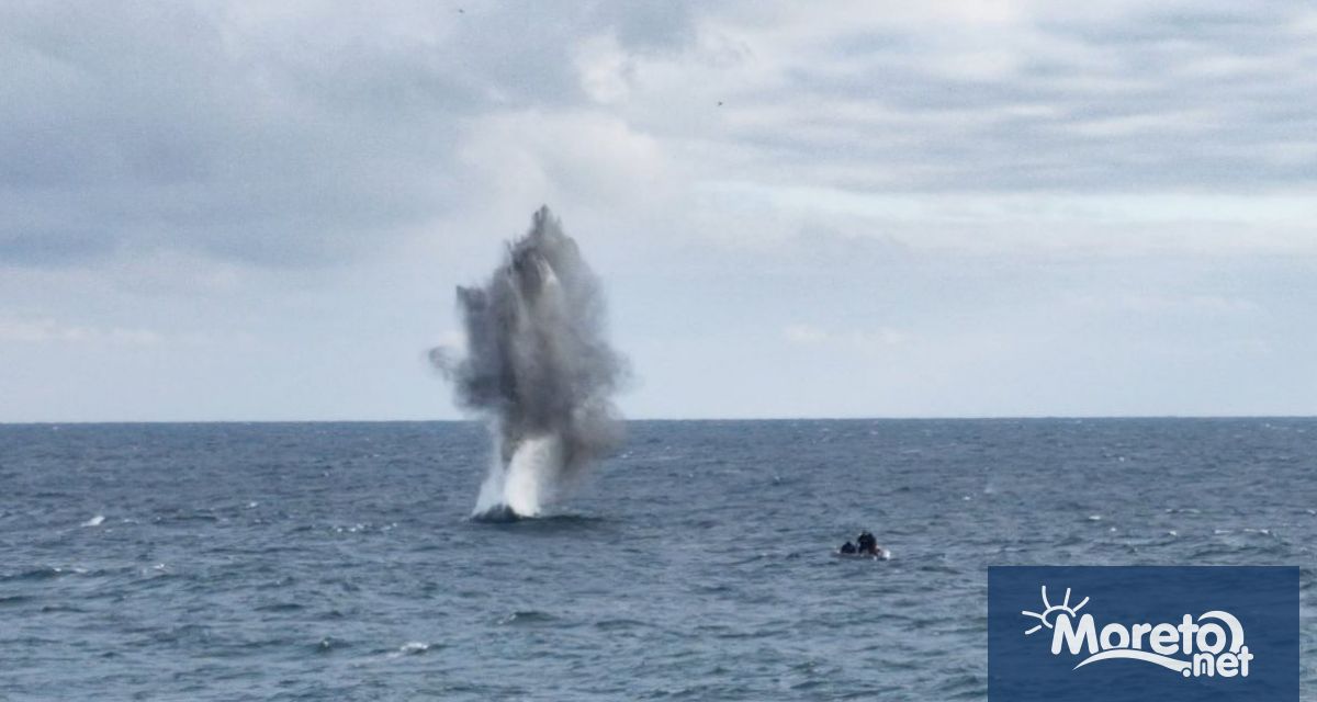 Военнослужещи от Военноморските сили ВМС унищожиха плаваща мина открита в