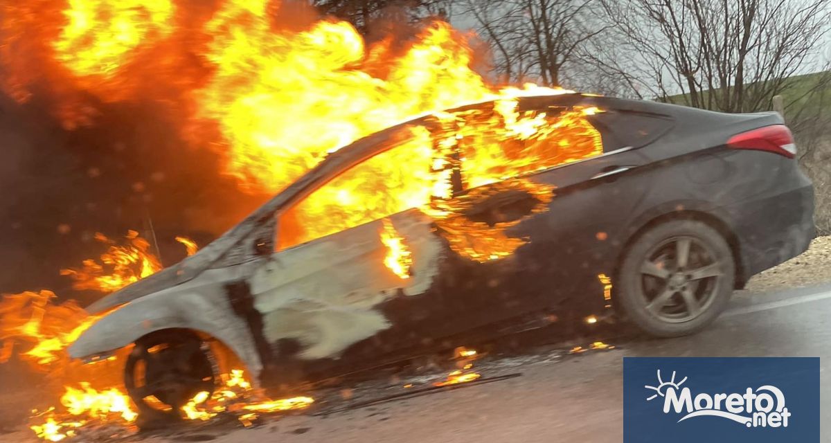 Служебен автомобил се запали и изгоря на пътя Варна