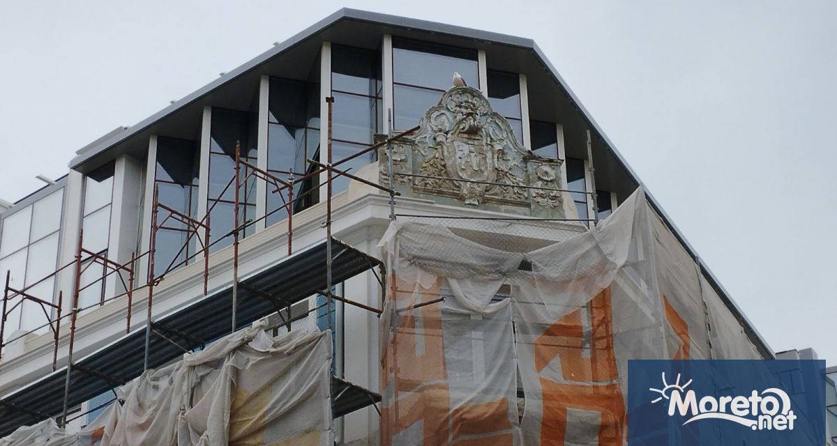 Работата по реставрацията на сградата на някогашния хотел Париж на
