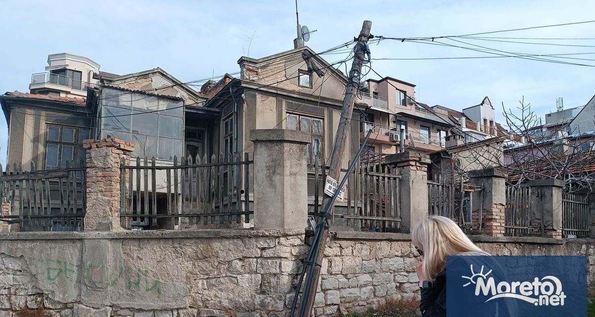 За опасен стълб намиращ се на изключително оживено място във