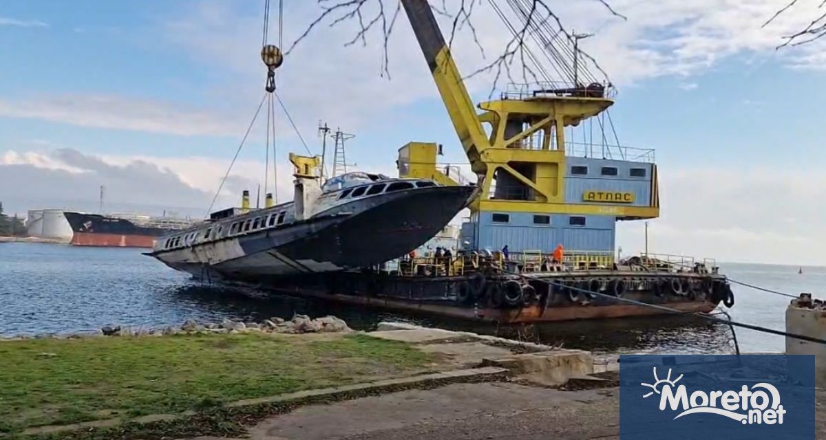 Вдигнаха кометата от парка в Аспарухово Първоначално транспортирането ѝ до