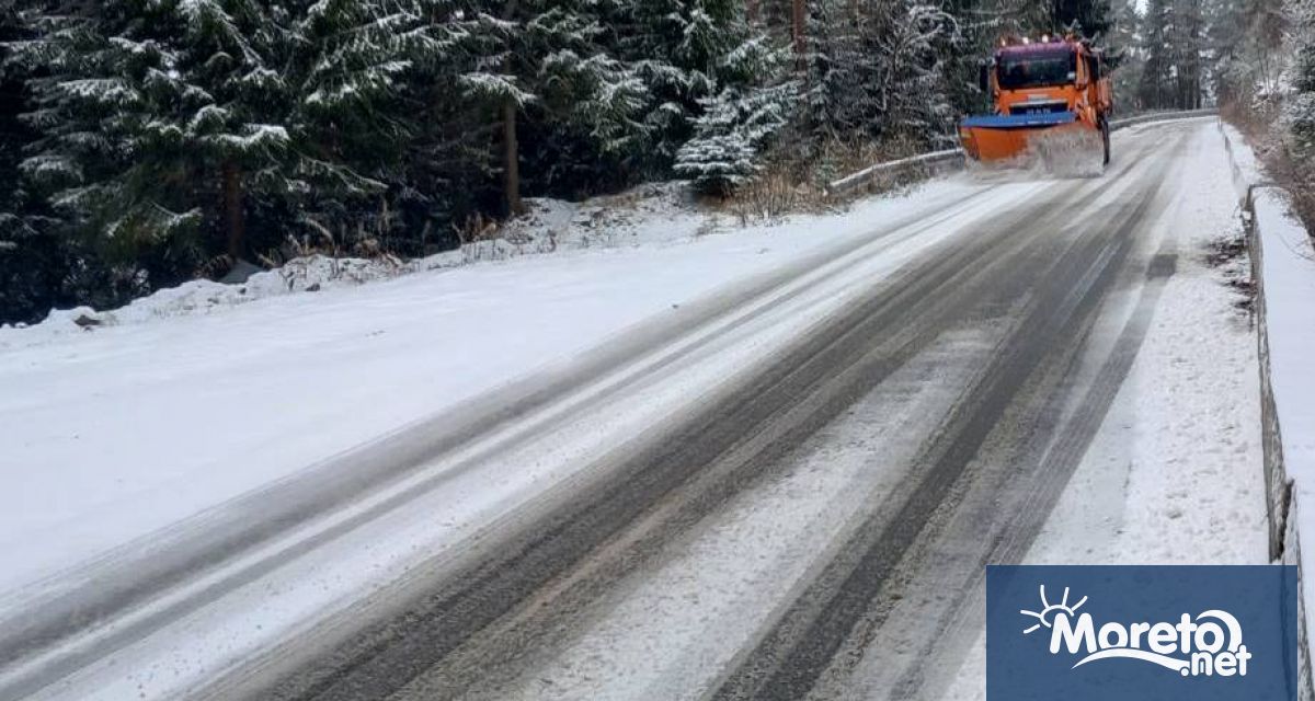 През нощта и сутринта над 700 снегопочистващи машини обработват пътните