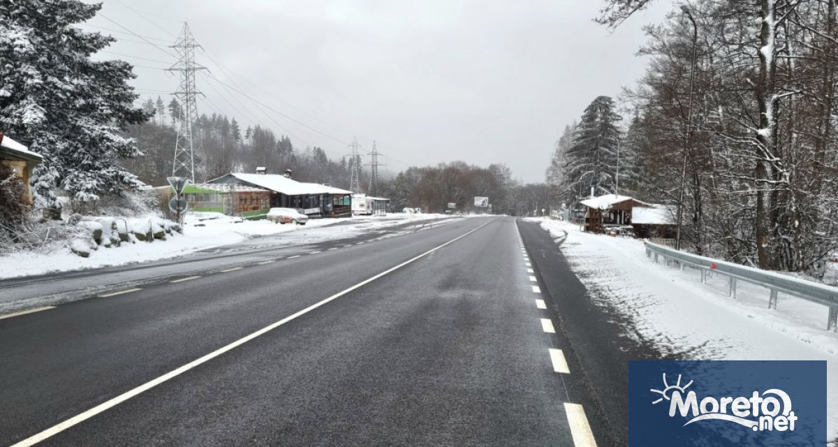 Пътните настилки са заснежени мокри на места заледени обработени и