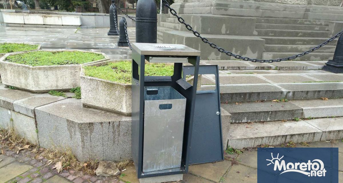 Голям брой от новите тротоарни кошчета които бяха поставени само