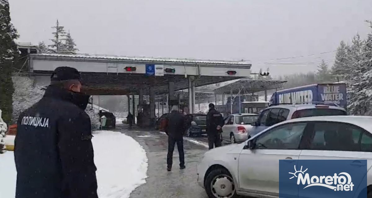 Трима български граждани са били задържани за нарушаване на обществения