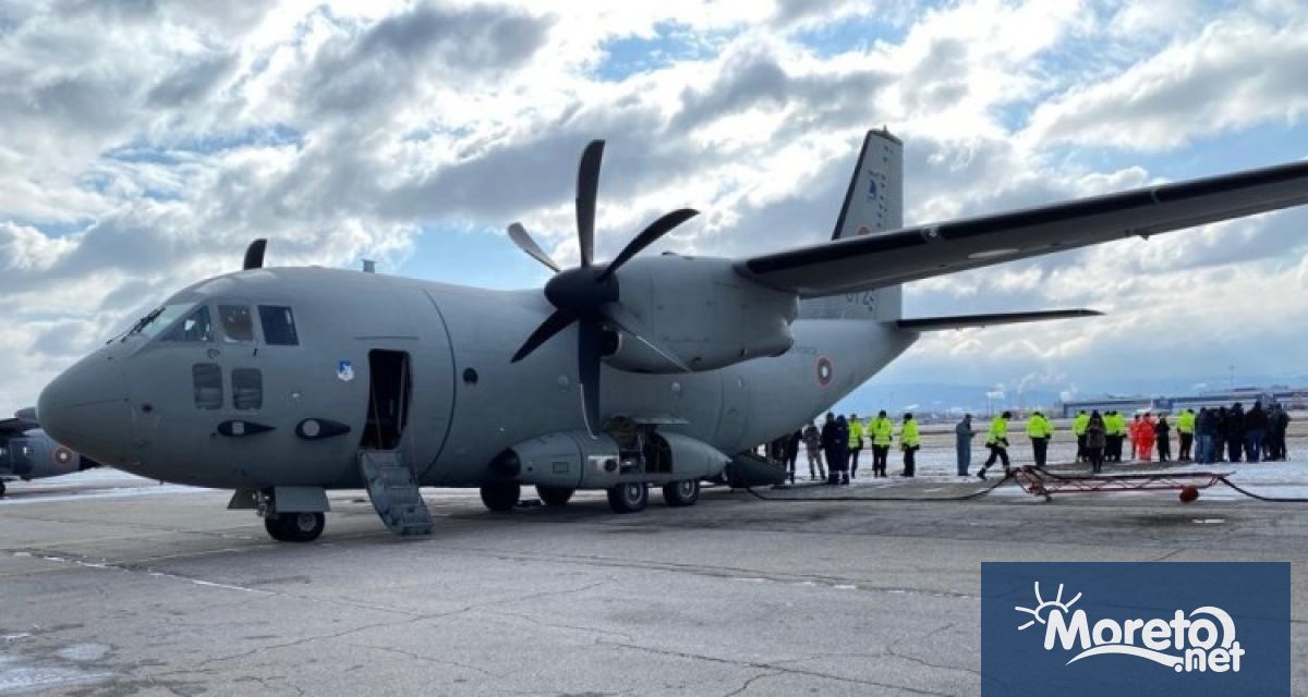 С два военно-транспортни самолета Спартан“ от състава на 16-а авиобаза