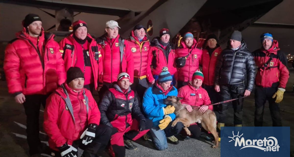 12 планински спасители и 5 спасителни кучета от Българската планинска