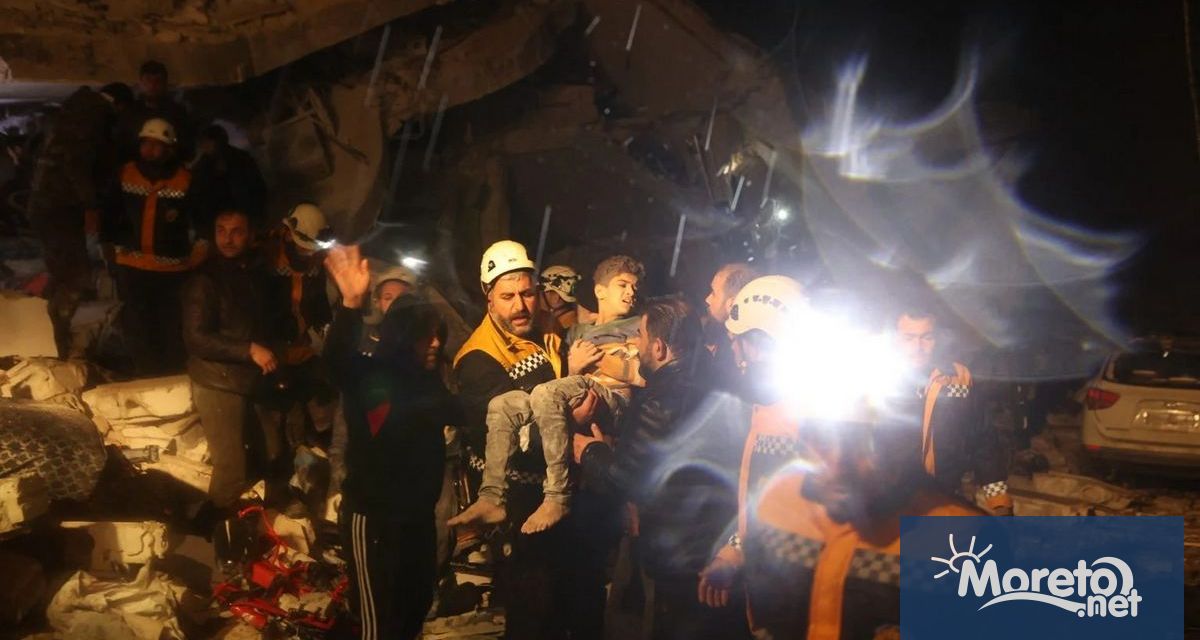 Спасителни екипи издирват оцелели под отломките а броят на жертвите