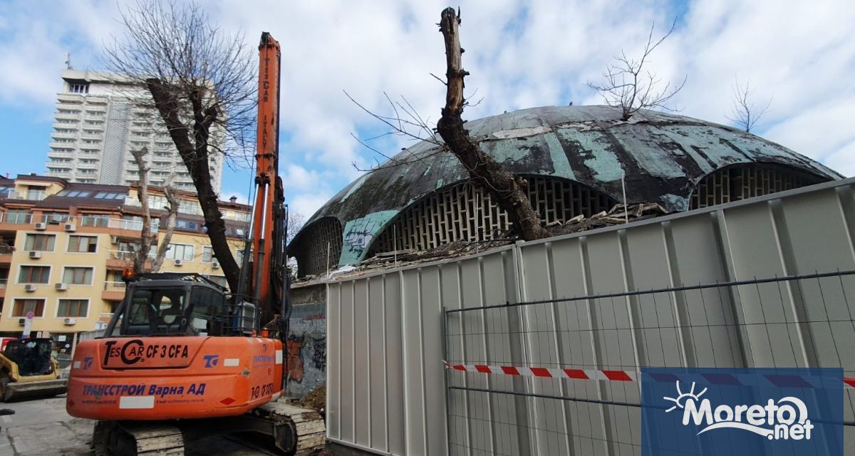 Събарянето на сградата на старата обществена баня Гъбата се очаква