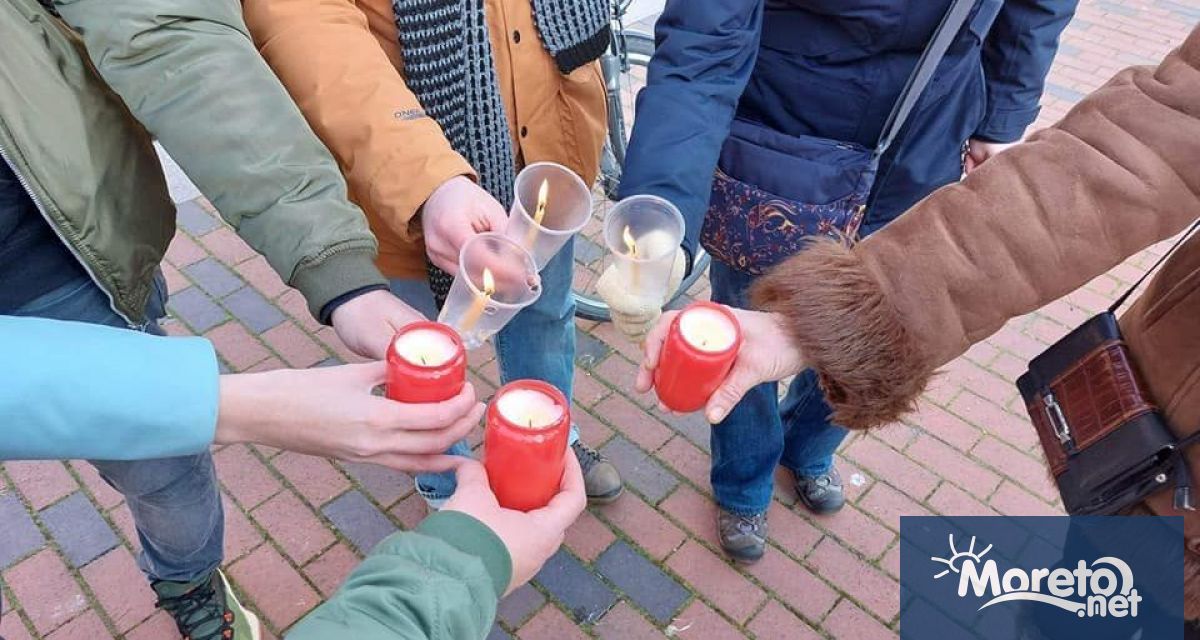 Днес няколко души във Варна се събраха пред Съдебната палата