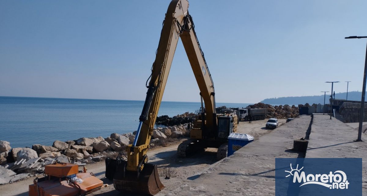 Продължава ремонтът на вълнолома до Морска гара във Варна, видя