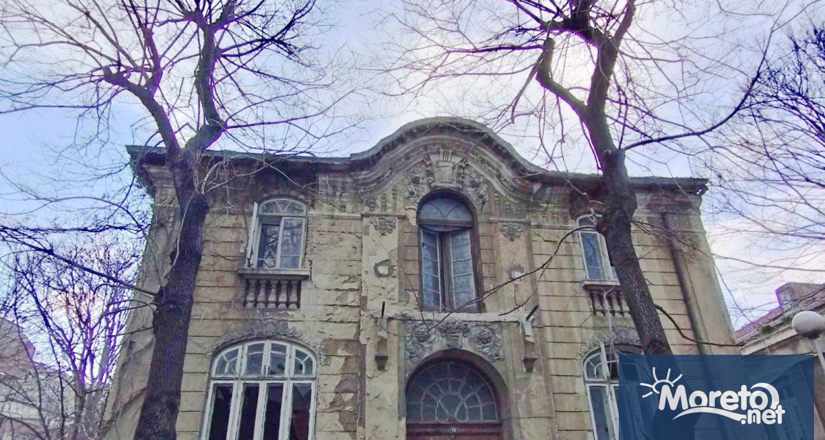 Къща с величествена архитектура в центъра на Варна е заприличала