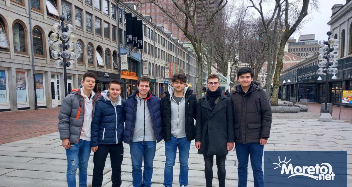 Отборът на Математическата гимназия Д р Петър Берон във Варна се