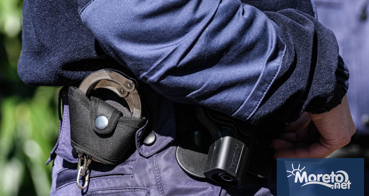 Крадец на велосипеди нападна полицаи в магазин на голяма хранителна