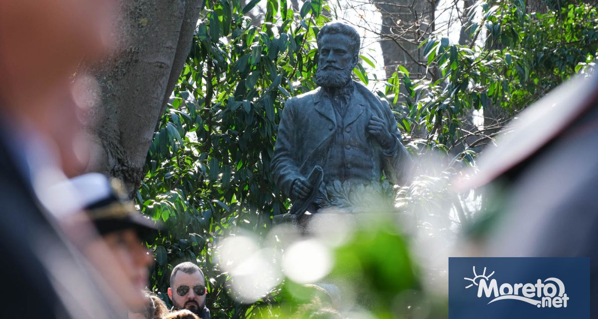 С общоградско поклонение пред паметника на Христо Ботев в Алеята