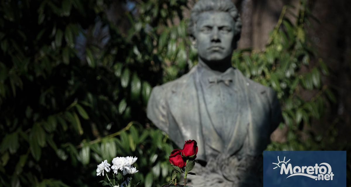 Цветя и венци ще бъдат положени пред паметника на Васил