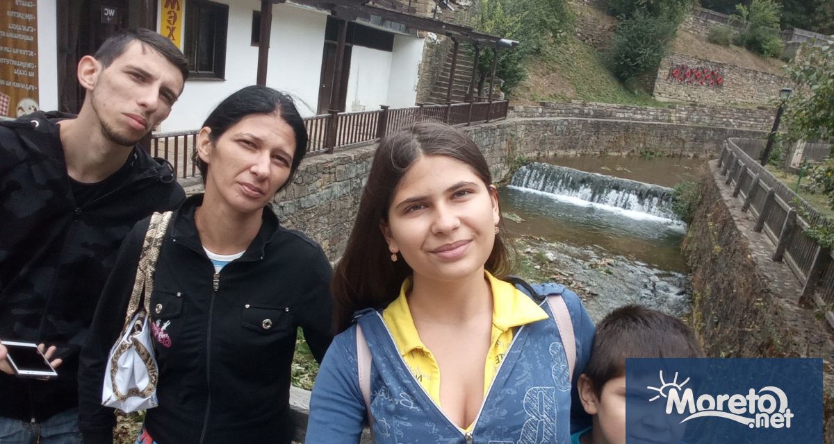 Трите деца на тежко болна майка от Варна се опитват