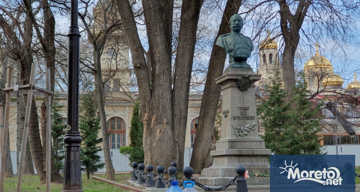 Паметникът на граф Игнатиев в градинката зад Драматични театър във