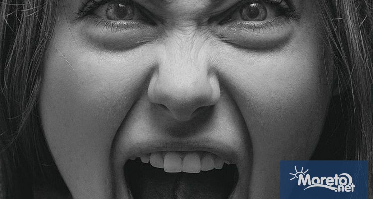 Ритала скубала и ударила с юмрук друга ученичка в градския