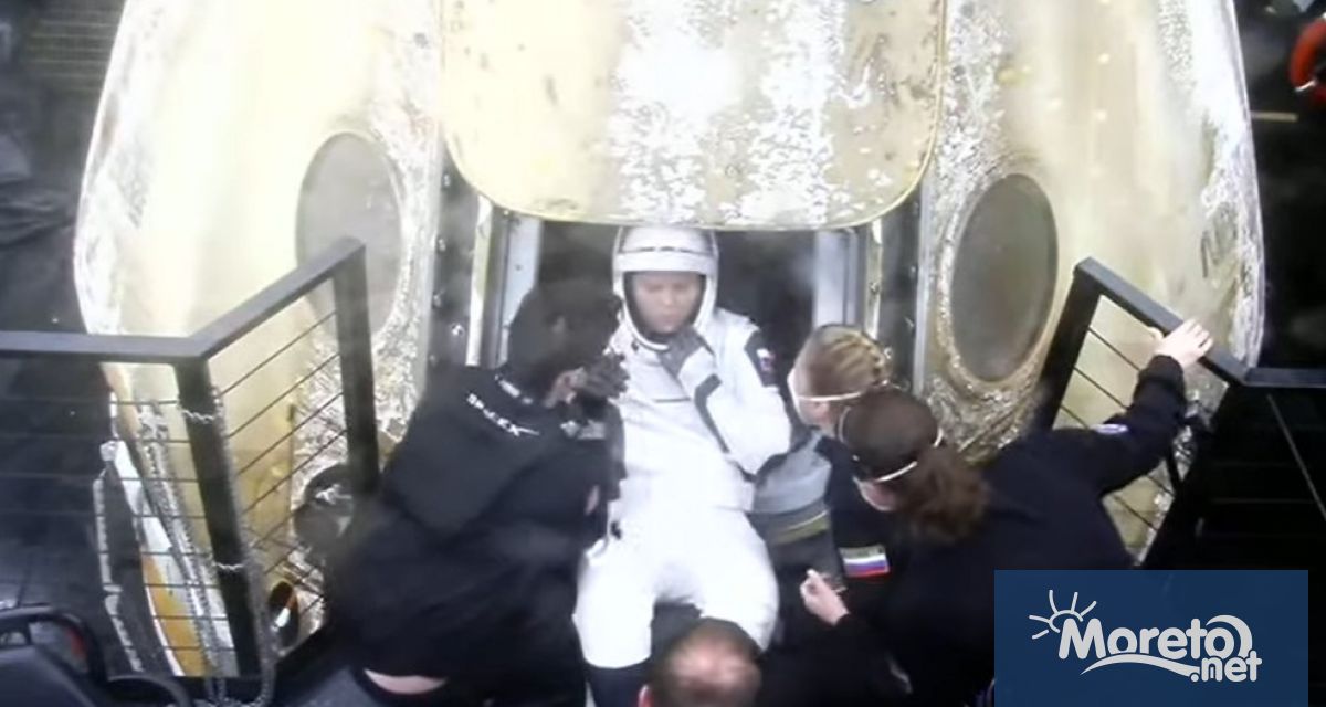 Капсулата на SpaceX Крю Драгън успешно върна на Земята четирима
