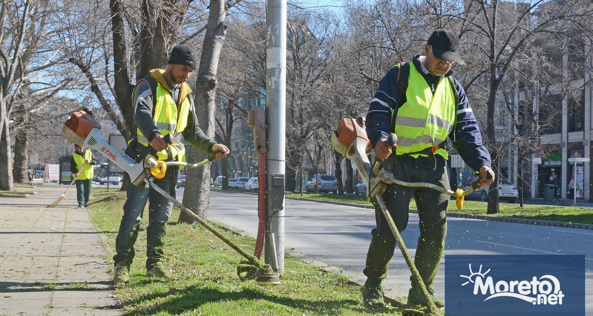 Започна косене на тревни площи в централната градска част съобщиха