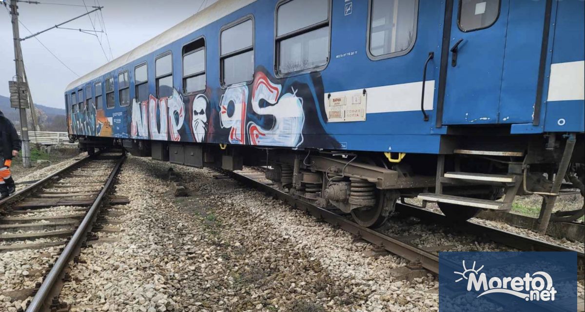 Бързият влак Варна София дерайлира край гара Дралфа Търговище съобщава bTV До