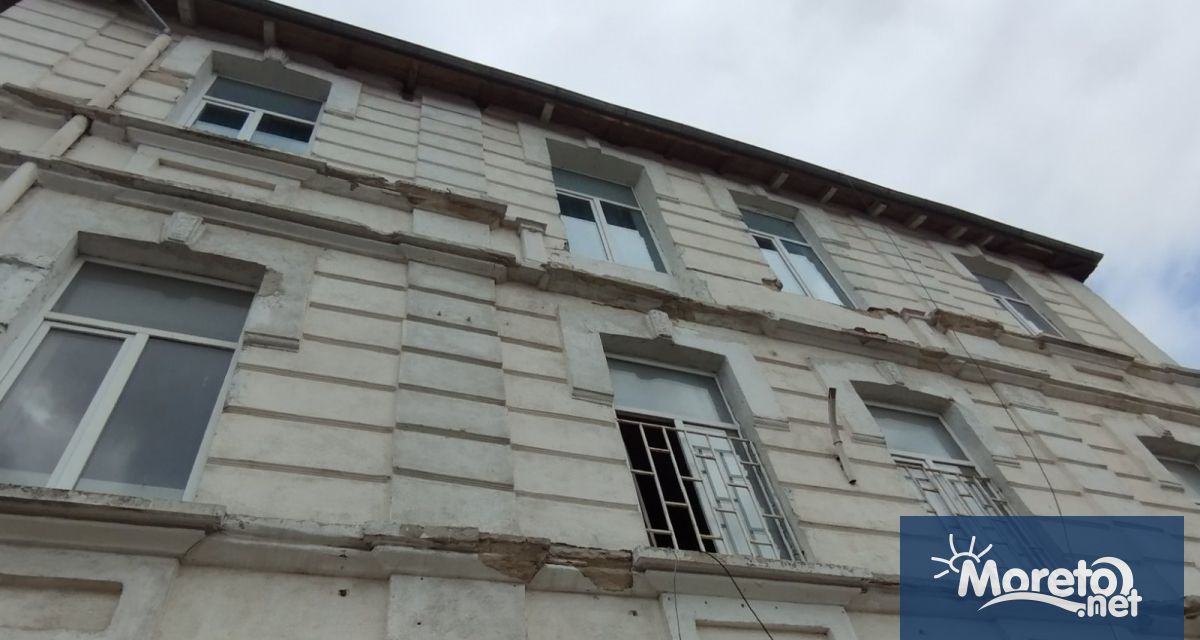 Фасадата на сградите, където някога са се помещавали казармите на