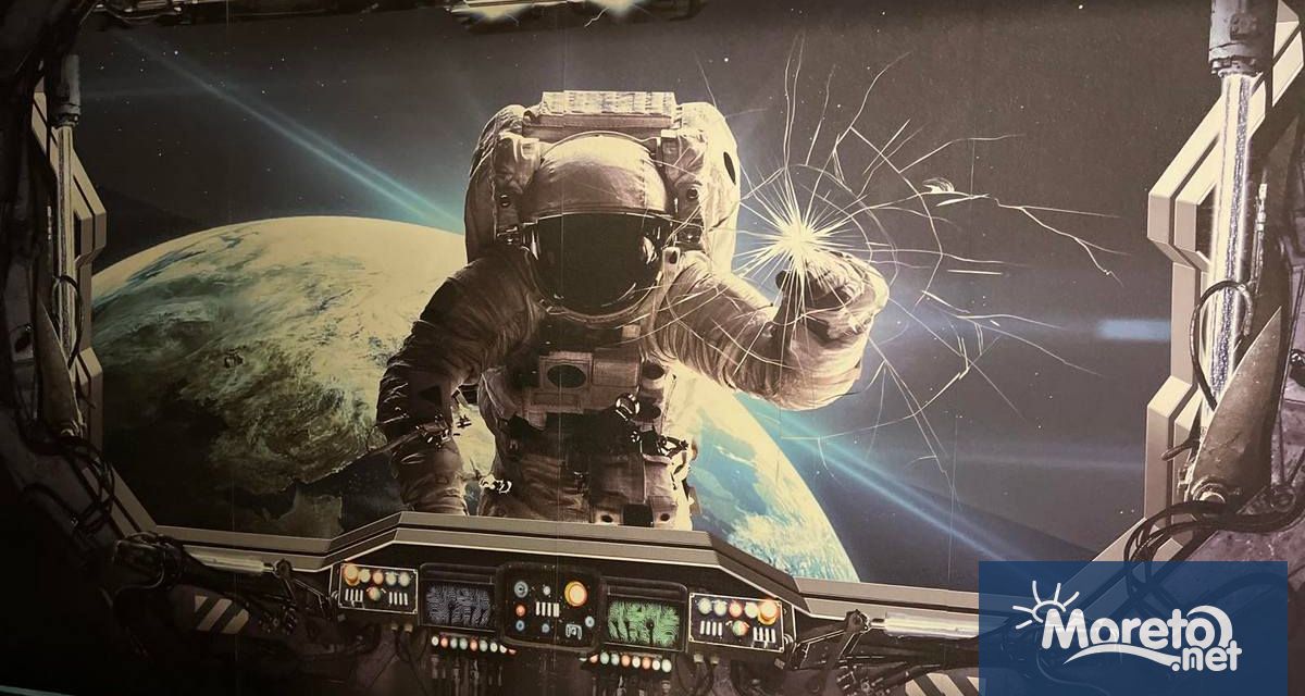 Обновена зала която разполага с макети на планети и звездно