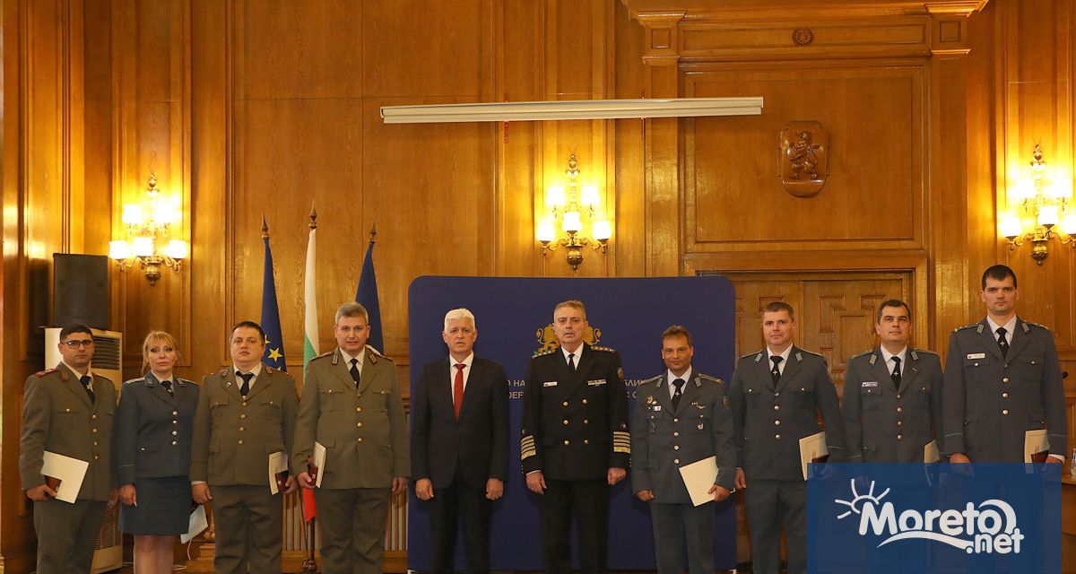 Министърът на отбраната Димитър Стоянов награди днес 23 март военнослужещи
