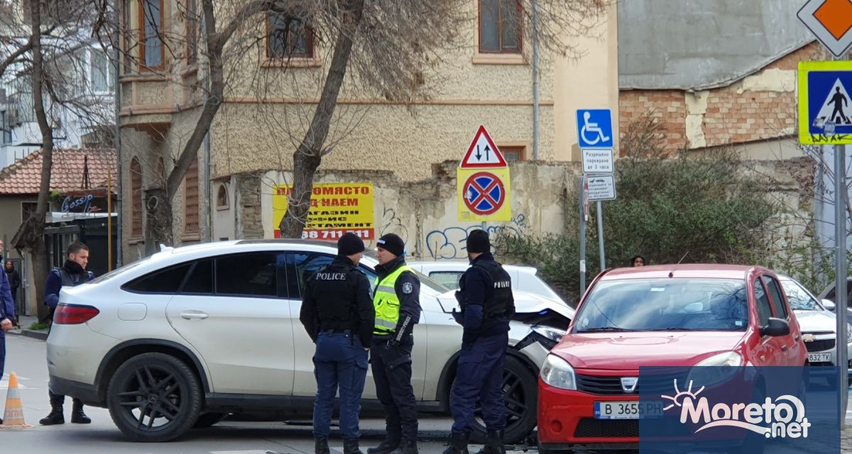 Катастрофа между два леки автомобила около обяд причини сериозно задръстване